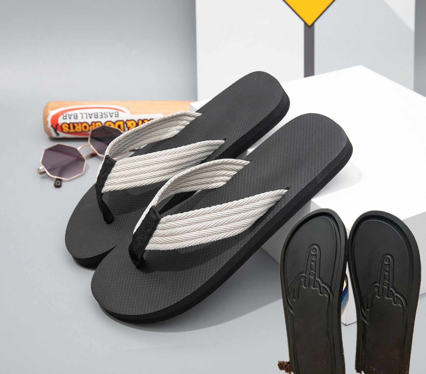 🚨50% OFF 🚨 Epic Beach Prank! Novelty Middle Finger Footprint Flip Flops 🏖️🖕