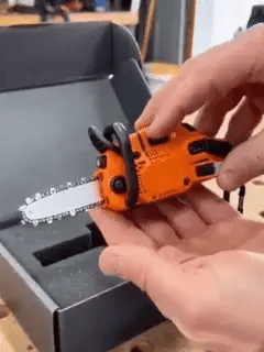 Mini Chainsaw Keychain Multi-Tool – Rechargeable LED Flashlight & Retractable Utility Cutter