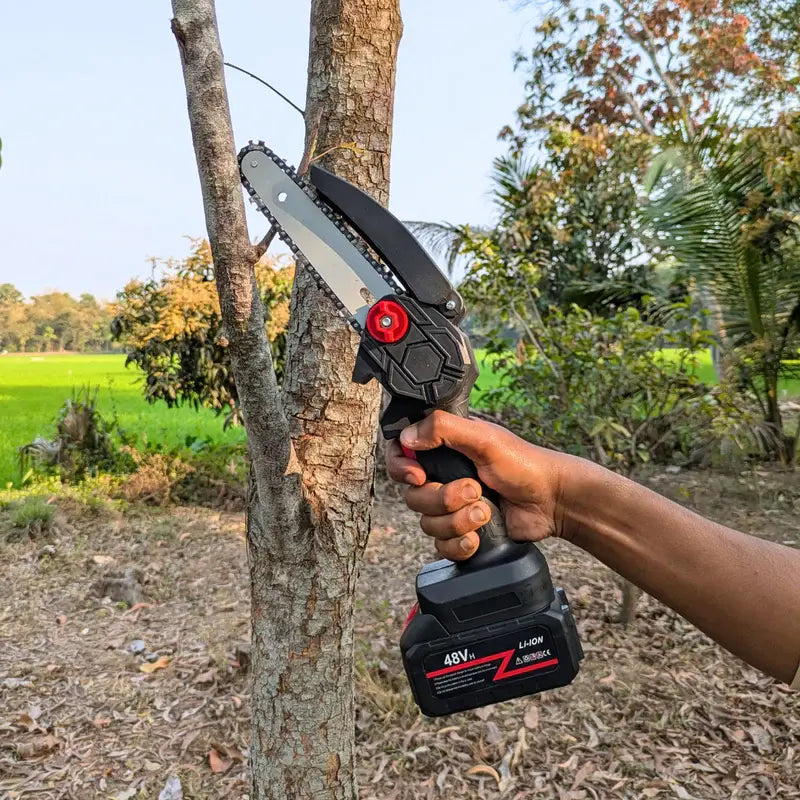🔥Cordless Mini Chainsaw – Fast One-Hand Cutting for Yard & Garden